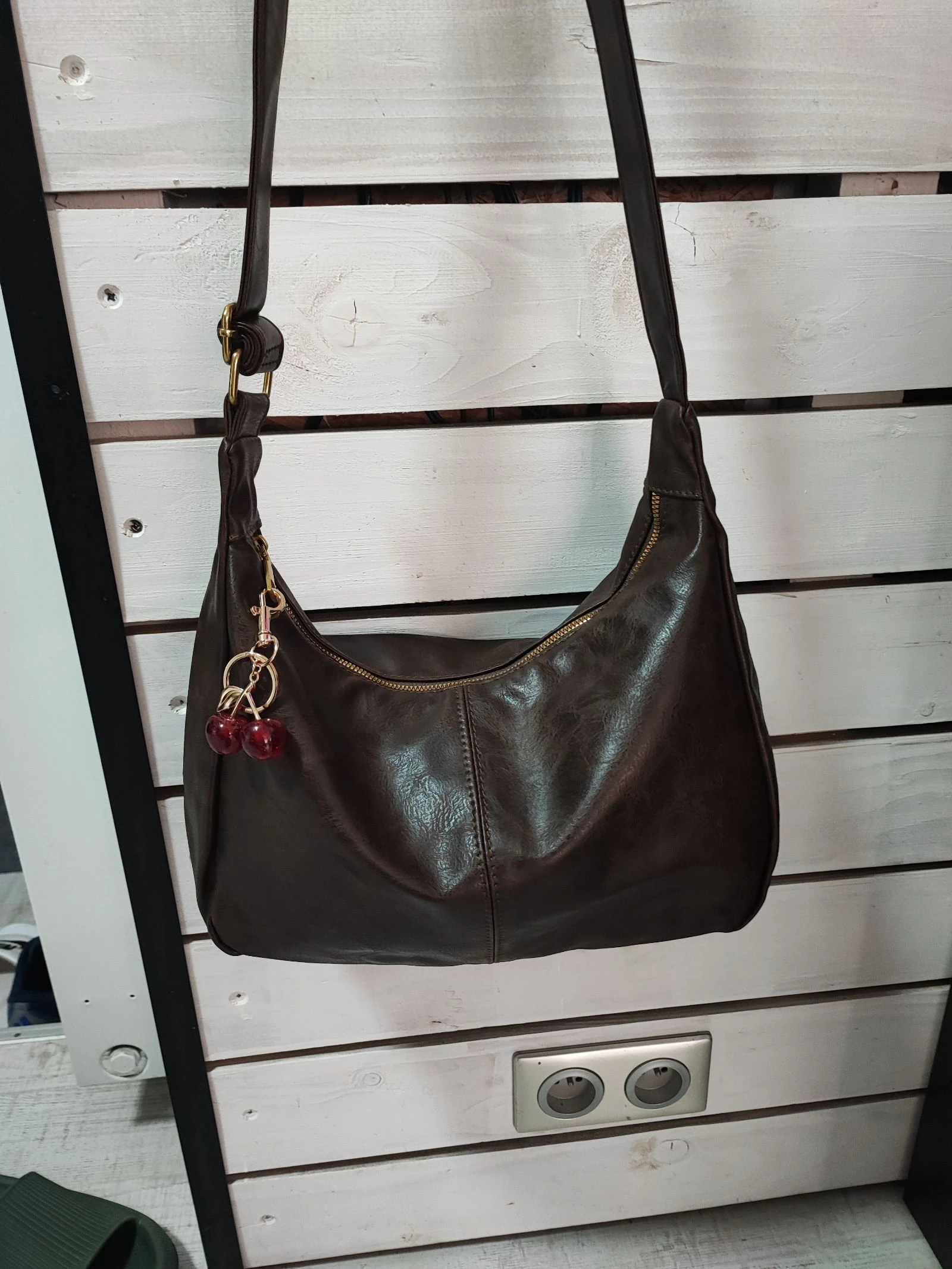 Bolso de cuero sintético marrón con bandolera ajustable y detalle de cereza – photo 3